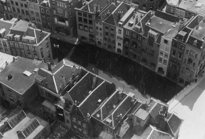221156 Overzicht van de Oudegracht en de achtergevels van enkele huizen aan de Lijnmarkt (boven) te Utrecht, vanaf de ...